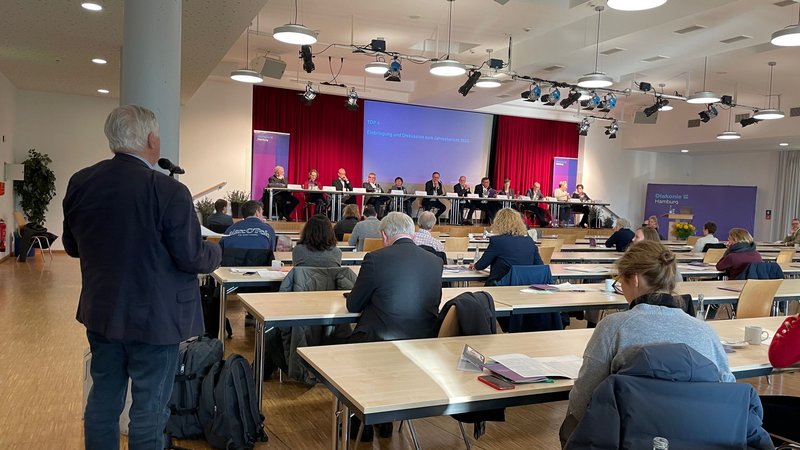 Mitglieder des Landesverbands Diakonie im Wichern-Saal des Rauhen Hauses