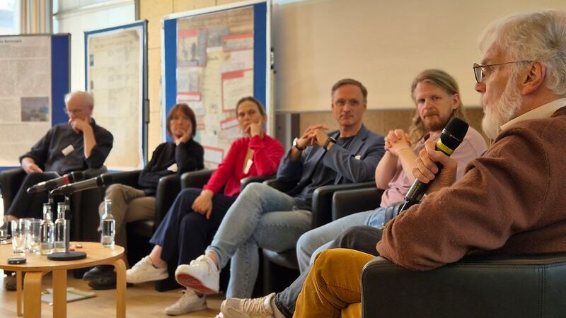 Das Podiumsgespräch bot Raum für Austausch und Antworten auf die Fragen, wie Erinnerungskultur gestaltet wird und welche Verantwortung Institutionen tragen.